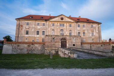 Slovakya 'nın küçük bir kasabasındaki Eski Antik Barok Klasik Malikane Kalesi