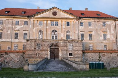 Slovakya 'nın küçük bir kasabasındaki Eski Antik Barok Klasik Malikane Kalesi