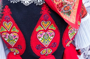 Çek Cumhuriyeti 'nin Güney Moravya, Vlcnov kentinde düzenlenen geleneksel Moravian the Ride of the Kings festivalinde kostümlerin ayrıntıları.