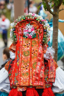 Çek Cumhuriyeti 'nin Güney Moravya, Vlcnov kentinde düzenlenen geleneksel Moravian the Ride of the Kings festivalinde kostümlerin ayrıntıları.