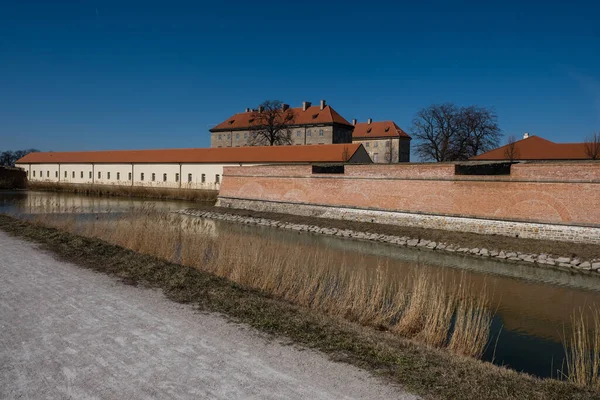 斯洛伐克霍利奇小镇古老的巴洛克古典主义庄园城堡 — 图库照片