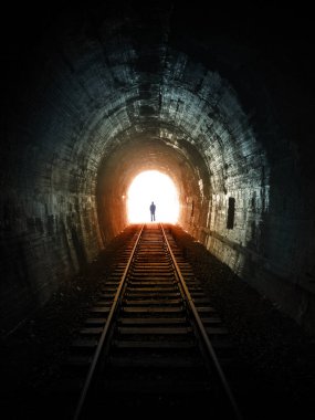 Ölümden sonraki hayat. Tünelin sonuna doğru yürüyen bir adam. Metafor fantezi çizimi hayatın sonunu ve diğer tarafa geçişi sembolize eder..