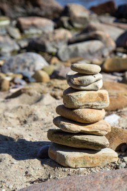 Taş kule. Sahilde doğal çakıl taşı. Dengeli vücut, akıl, ruh ve ruh. Ruh Sağlığı.