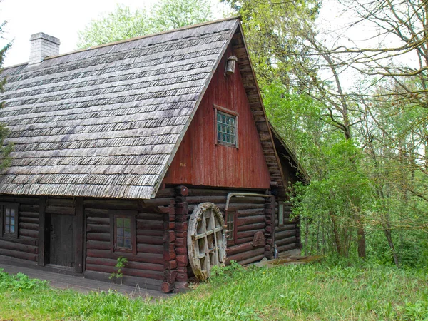 古い木造住宅 素朴な小屋だ 森の中のログキャビン — ストック写真