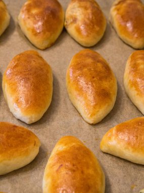 Tabağa doldurulmuş hamur tatlısı. Ev yapımı pişirme..