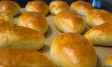 Tabağa doldurulmuş hamur tatlısı. Ev yapımı pişirme. Fotoğraf.