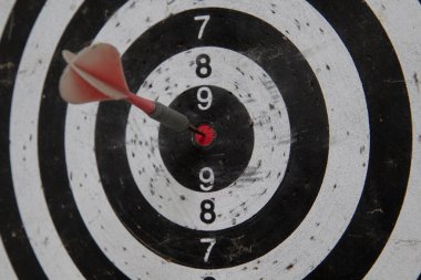 Kırmızı oklu dart tahtası siyah arkaplanı hedef alıyor