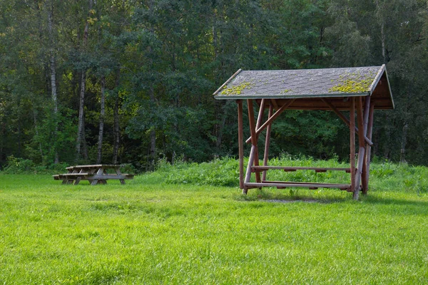 Drewniany Stół Piknikowy Parasolem Drewna — Zdjęcie stockowe