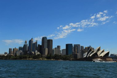 SYDNEY - Vebruar 6 2018: Sydney gökdeleni ve Vebruar 6 2018, Avustralya 'daki Opera Binası.