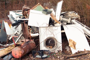 Geri dönüşüm alanına metal atık yığını 