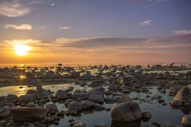 Baltık Denizi 'ndeki taşlı güzel manzara, yatay bileşim
