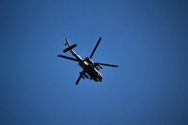 Askeri helikopter, mavi gökyüzünde silahlı saldırı helikopteri