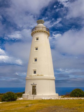 Kanguru Adası, Güney Avustralya - 22 Haziran 2016: Tarihi Cape Willoughby Deniz Feneri dramatik gökyüzü. 1852 'de açıldı ve başlangıçta Sturt Light olarak adlandırıldı ve 1992' de otomatikleşti ve hala tamamen işlevsel.