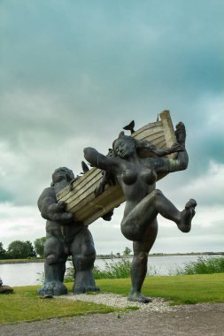 SAAREMAA, ESTONIA 12 Temmuz 2024 - Mitolojik kahraman Suur Toll ve eşi Piret 'in Kuressaare' deki heykeli Saaremaa Estonya 'da heykeltıraş Tauno Kangro tarafından yapıldı