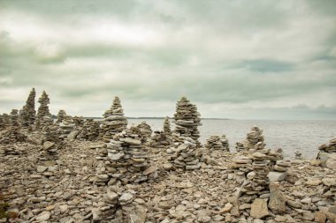 Ojessaare Doğa Rezervi 'ndeki Sorve Yarımadası' nın sahilindeki taş figürler. Estonya, Saaremaa.