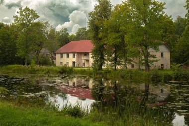 Gölün yüzeyine yansıyan evler gölün üzerindeki yalnız bir evi sakinleştirdi.