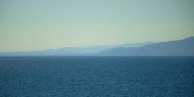 Akdeniz denizi Costa Dorada Tarragona Katalanya İspanya. Mavi gökyüzü. Metin için alanı kopyala