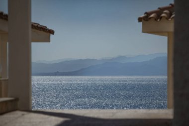 Akdeniz denizi Costa Dorada Tarragona Katalanya İspanya. Mavi gökyüzü.