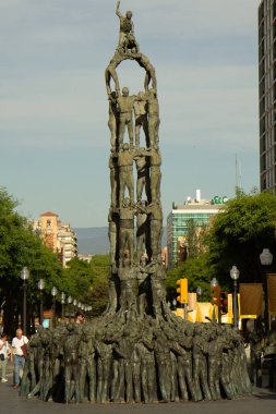 Tarragona, İspanya - 17 Eylül 2024: Katalan sanatçı Francesc Anglis i Garcia 'nın Katalonya, İspanya' daki Castellers anıtı