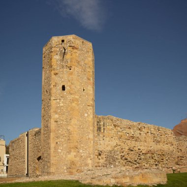 Tarragona İspanya 'nın modern kentsel manzarasında antik Roma döneminin kulesi.