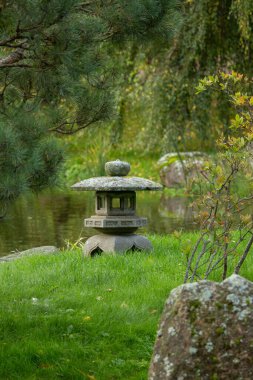 Geleneksel latern ve taze çimlerle Çin tarzı park