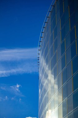 Modern fütüristik cam bina soyut arka plan perspektifi. Ofis camları mimarisinin dışı. İş binasının şeffaf camlarında yansıma.