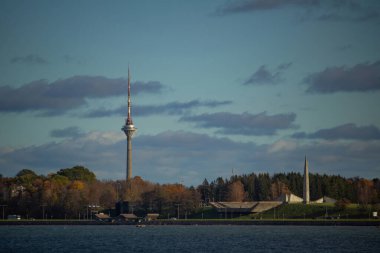 Güneşli bir havada Tallinn 'deki TV kulesinin deniz manzarası