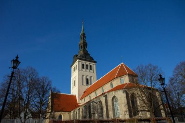 TALLINN - 14 Kasım - 14 Kasım 2024 'te Old Town' daki Aziz Nicholas Kilisesi Nigulist Müzesi. Eski Şehir UNESCO Dünya Mirasları Listesinde yer aldı