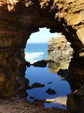 Grotto 'da. Göçük jeolojik formasyon. Okyanustaki kireçtaşı uçurumu. Avustralya manzarası. Büyük Okyanus Yolu, Victoria, Avustralya