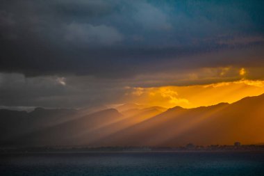 Altın kırmızısı ve turuncu gökyüzü - gün batımı veya gün doğumu.