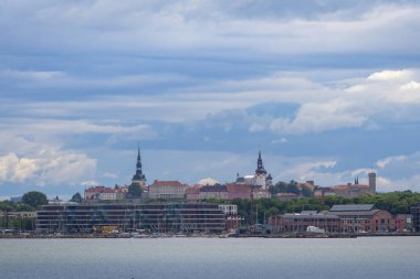 Tallinn, Estonya. Tallinn 'in eski turistik şehrinin şehir silueti. Kırmızı çatılar ve renkli bulutlu gökyüzü. Baltık bölgesindeki Tallinn simgesi. Ortaçağ Eski Kasabası