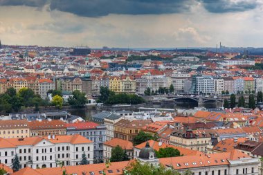 Puslu bir günde Prag 'ın kırmızı çatıları. Prag şehir manzarası yukarıdan. Prag 'ın Panoraması