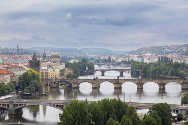 Prag Çek Cumhuriyeti - 17 Temmuz 2025: Sabah Prag köprülerinin havadan görünüşü. Prag 'da Vltava Nehri üzerinde toplam 17 köprü vardır.