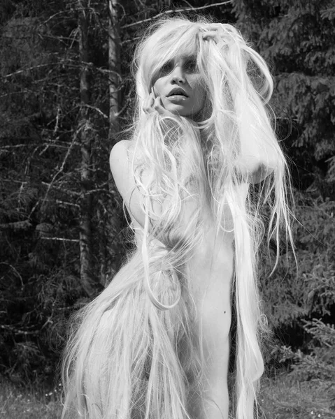 Hermosa Chica Desnuda Con Pelo Largo Modelo Posando Bosque Sexy —  Fotos de Stock