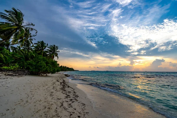 Belo Pôr Sol Uma Praia Ilha Dhigurah Nas Maldivas Imagem De Stock