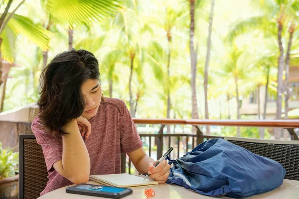 在热带地区的室外写书的年轻女子 背景阳光明媚 有棕榈树 — 图库照片