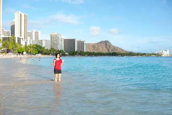Jovem Mulher Percorrendo Joelho Profundamente Longo Praia Waikiki Kuhio Oahu — Fotografia de Stock