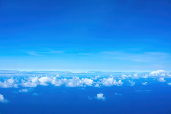 Linea Soffici Nuvole Bianche Appena Sotto Orizzonte Sopra Oceano Blu — Foto Stock