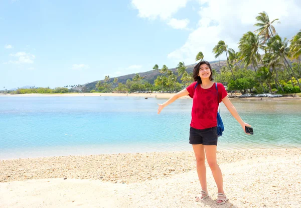 Jonge Vrouw Staand Rustig Strand Bij Een Rustige Baai Oahu — Stockfoto