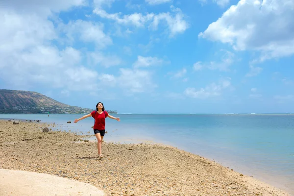 Jonge Vrouw Genieten Lopen Leeg Strand Door Rustige Baai Oahu — Stockfoto