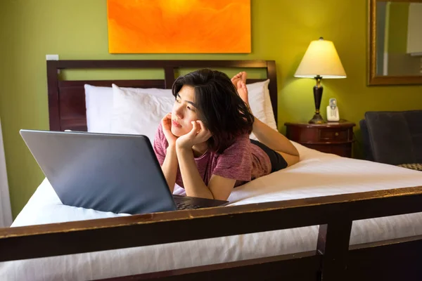 Молодая Женщина Подросток Лежащие Кровати Помощью Ноутбука Глядя Сторону Скучно — стоковое фото