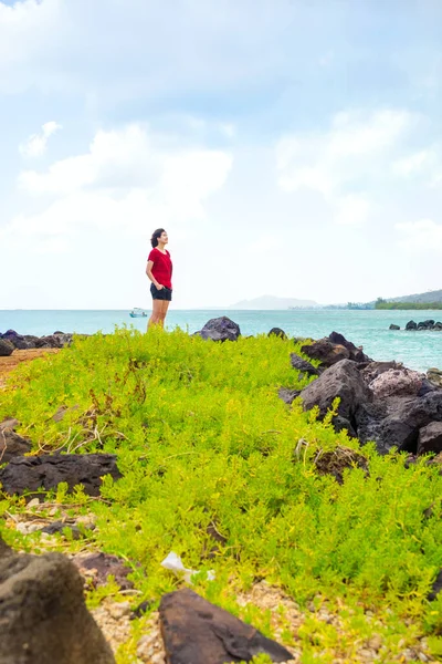 Mladá Žena Stojí Skalnatém Břehu Pobřeží Havaje Dívá Oceán — Stock fotografie