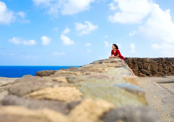 Młoda Kobieta Opierająca Się Kamienny Mur Widokiem Hawajski Ocean Bardzo — Zdjęcie stockowe