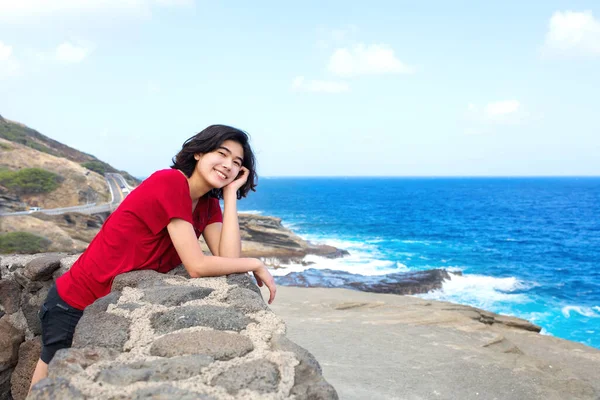 Mujer Joven Apoyada Contra Pared Piedra Con Vistas Océano Hawaiano — Foto de Stock