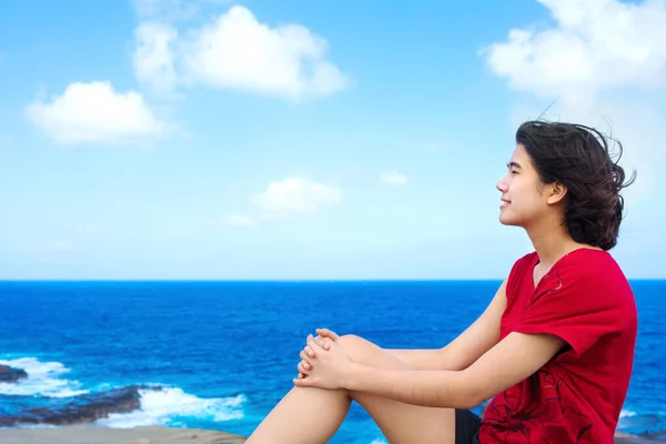 Ung Kvinna Som Sitter Stor Klippbrant Vid Hawaiiska Havet Och — Stockfoto