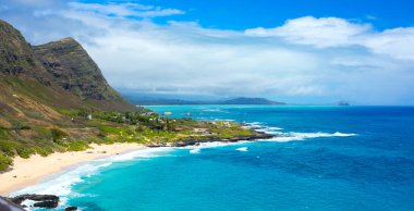 Makapu 'nun manzarası Oahu, Hawaii' de yüksek bir yerden görüldüğü gibi.