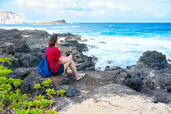 Ung Kvinna Sitter Lavarocks Längs Hawaiian Havet Makapu Stranden Tar — Stockfoto