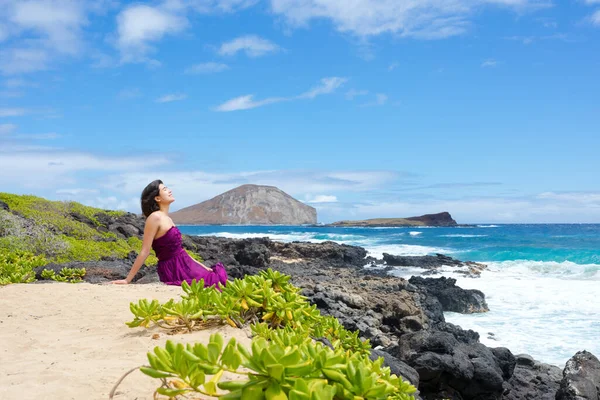 하와이 오아후의 마카푸 해변에서 바다를 바라보고 해안에 보라색 드레스 — 스톡 사진