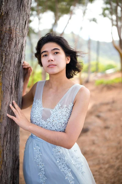 Beyaz Elbiseli Genç Kız Hawaii Sahillerinde Ağaçların Huzursuz Korusu Telifsiz Stok Fotoğraflar