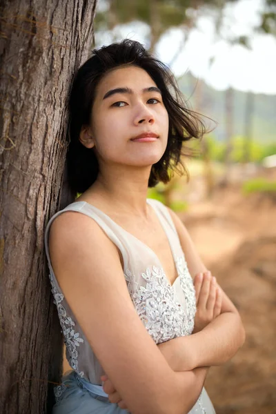 Beyaz Elbiseli Genç Kız Hawaii Sahillerinde Ağaçların Huzursuz Korusu Telifsiz Stok Imajlar